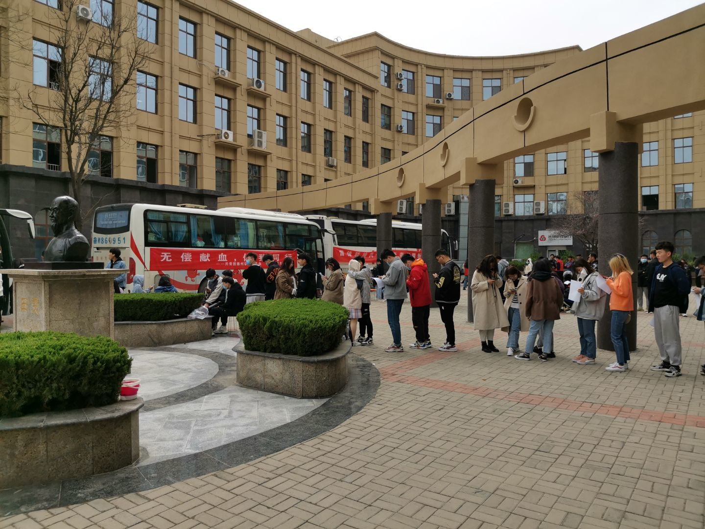 我院参加"秩序献血,守护爱心"公益献血活动-德州学院纺织服装学院